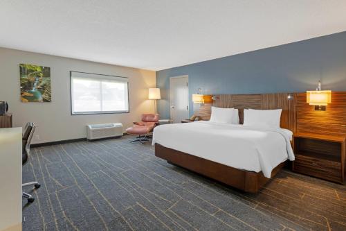 Habitación Superior con cama extragrande del hotel Quality Inn Near Finger Lakes And Seneca Falls