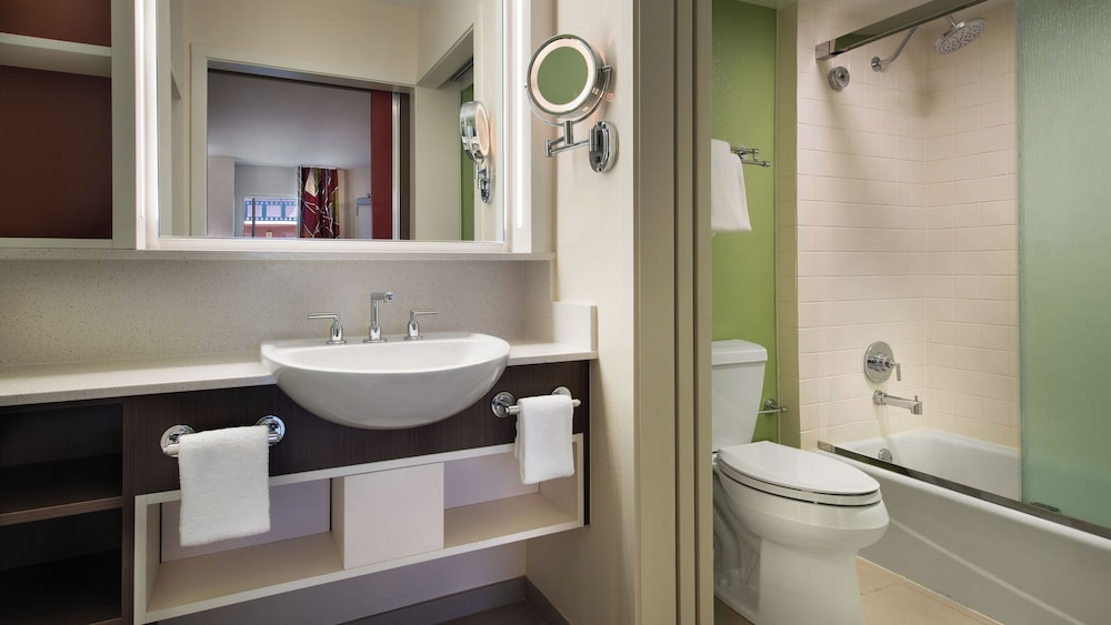 Preferred Room. Florida special accessible room with option for hearing accessibility. 1 king bed. del hotel Disney's All-star Movies Resort. Foto 3