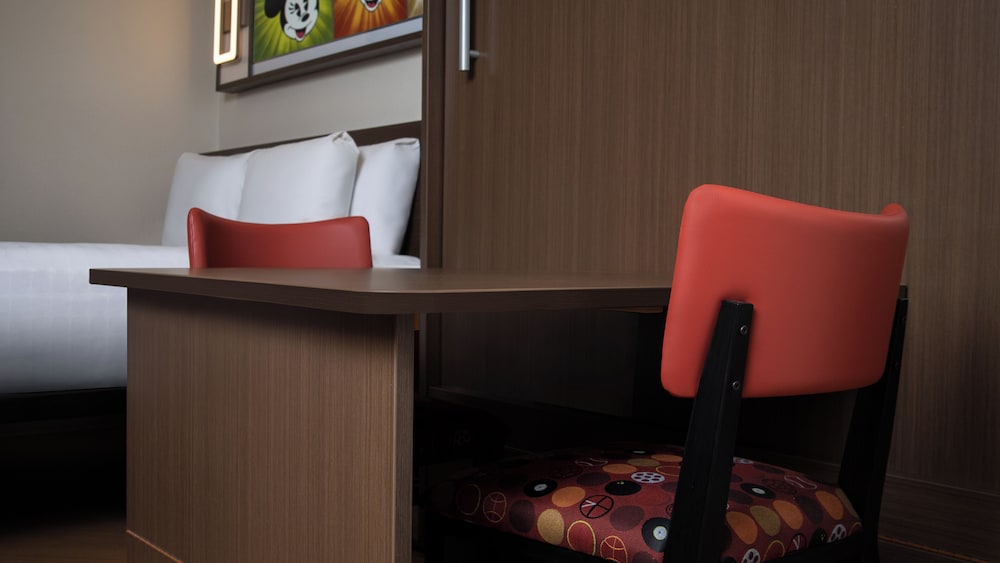 Preferred Room. Hearing accessible - visual alarms and notifications. 1 queen bed and 1 queen sleepe del hotel Disney's All-star Movies Resort. Foto 2
