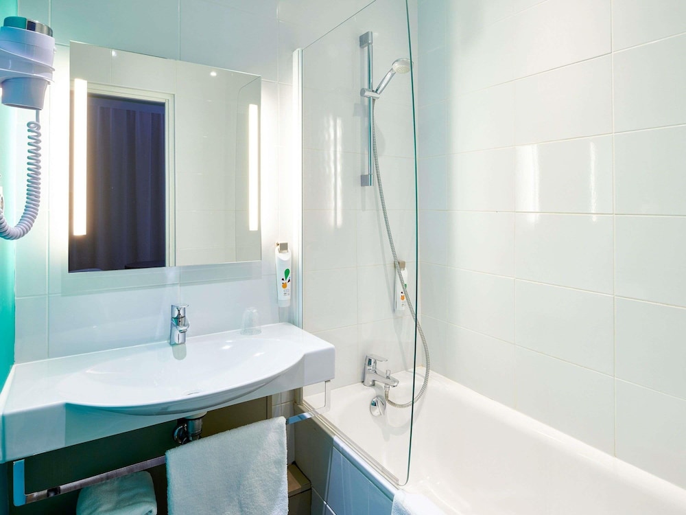 Habitación estándar con camas individuales del hotel Ibis Styles Bayonne Centre Gare. Foto 3
