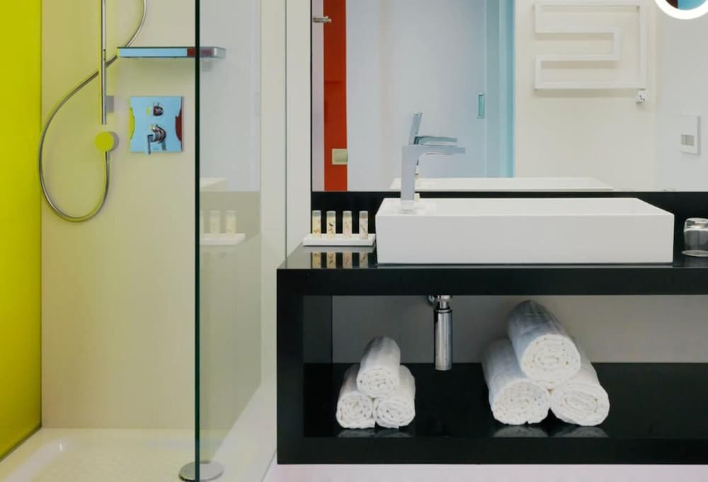 Habitación, 1 cama de matrimonio grande del hotel Renaissance Warsaw Airport , An Marriott International. Foto 5