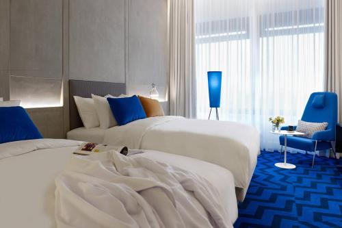 Habitación con 2 camas dobles del hotel Renaissance Warsaw Airport , An Marriott International. Foto 2