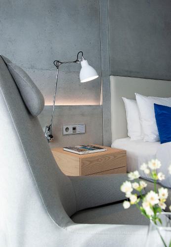 Habitación Executive con cama extragrande y acceso al salón del hotel Renaissance Warsaw Airport , An Marriott International