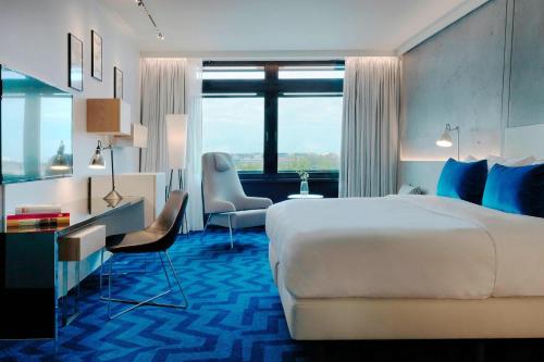 Habitación Executive con cama extragrande y acceso al salón del hotel Renaissance Warsaw Airport , An Marriott International. Foto 2