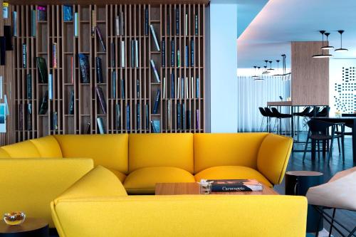 Habitación Executive con cama extragrande y acceso al salón del hotel Renaissance Warsaw Airport , An Marriott International. Foto 4