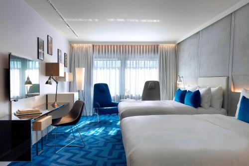 Habitación Doble Executive con acceso al salón - 2 camas dobles del hotel Renaissance Warsaw Airport , An Marriott International. Foto 1