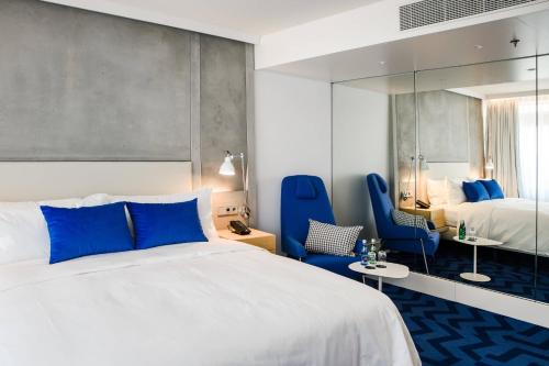 Suite Junior con acceso al salón del hotel Renaissance Warsaw Airport , An Marriott International