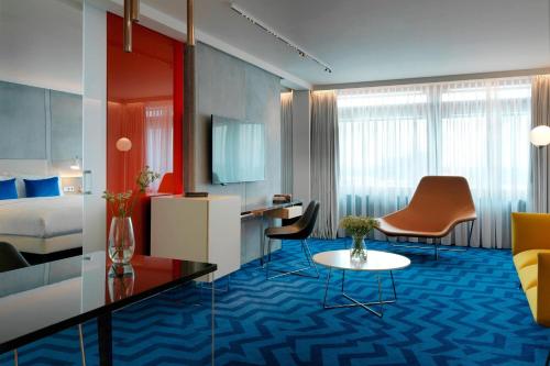 Suite Executive con acceso al salón - 1 cama extragrande del hotel Renaissance Warsaw Airport , An Marriott International. Foto 1