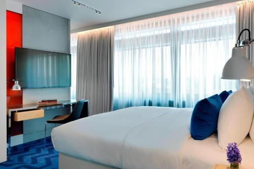 Suite Renaissance con 1 dormitorio, acceso al club lounge del hotel Renaissance Warsaw Airport , An Marriott International. Foto 1