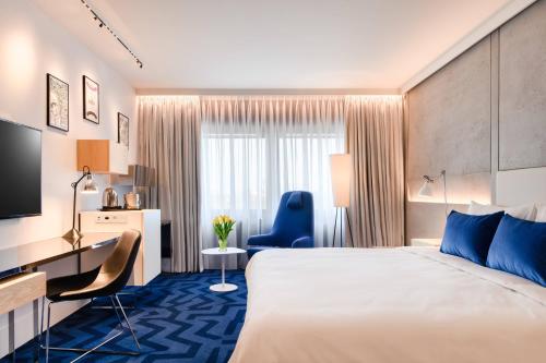 Habitación Superior con cama extragrande del hotel Renaissance Warsaw Airport , An Marriott International. Foto 1