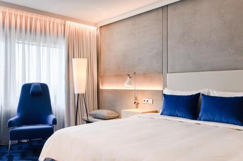 Habitación Superior con cama extragrande del hotel Renaissance Warsaw Airport , An Marriott International. Foto 2