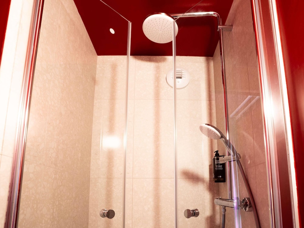 Suite (1 Double Bed and 1 Bunkable Sofa Bed) del hotel Ibis Styles Bourg En Bresse. Foto 3