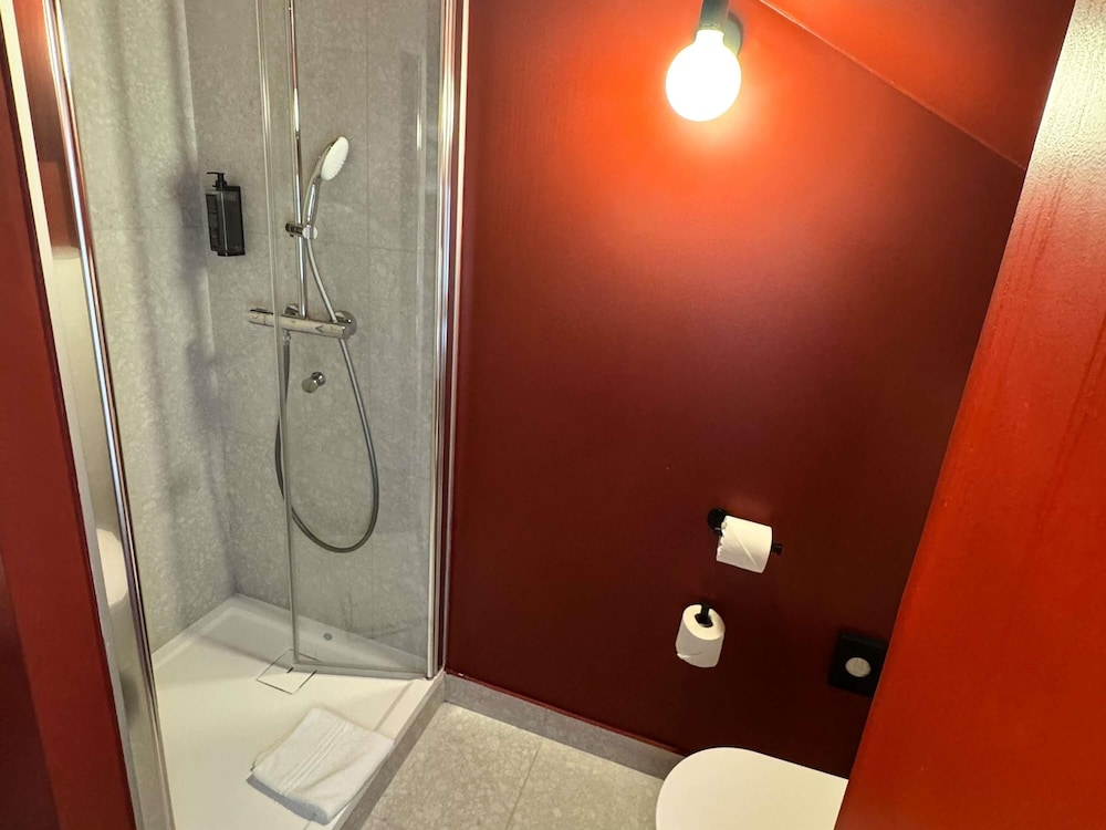 Habitación superior, 1 cama doble del hotel Ibis Styles Bourg En Bresse. Foto 4