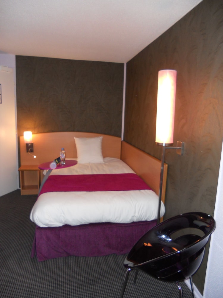 Suite (1 Double Bed and 1 Bunkable Sofa Bed) del hotel Ibis Styles Bourg En Bresse. Foto 1