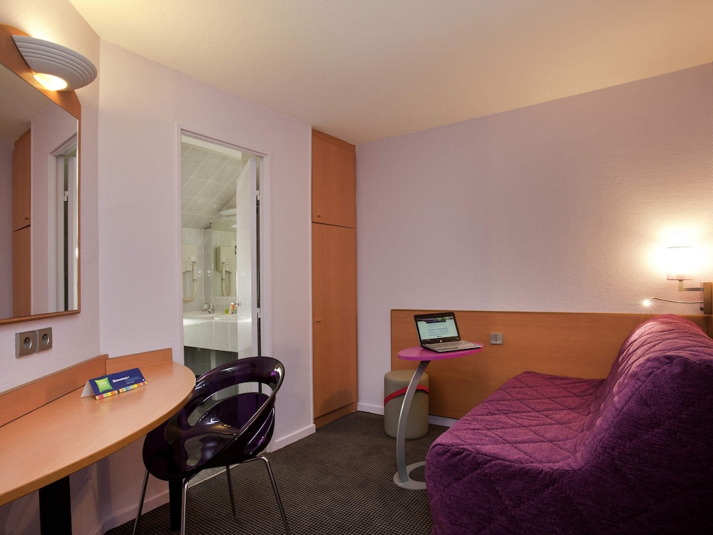 Suite (1 Double Bed and 1 Bunkable Sofa Bed) del hotel Ibis Styles Bourg En Bresse. Foto 3