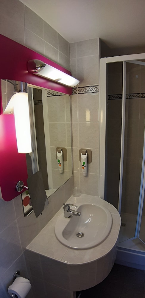Habitación estándar, 2 camas individuales del hotel Ibis Styles Bourg En Bresse. Foto 5