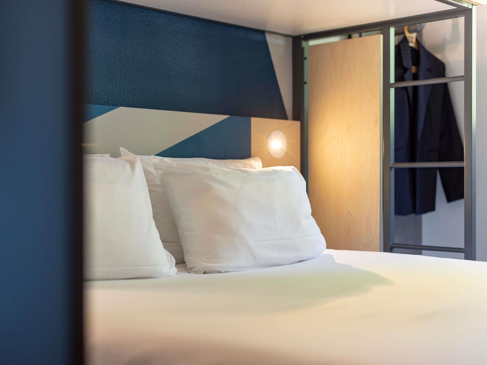 Habitación triple con cama grande y litera superior del hotel Ibis budget Bourg en Bresse