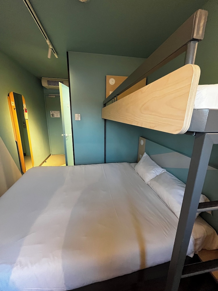 Habitación triple con cama grande y litera superior del hotel Ibis budget Bourg en Bresse. Foto 1