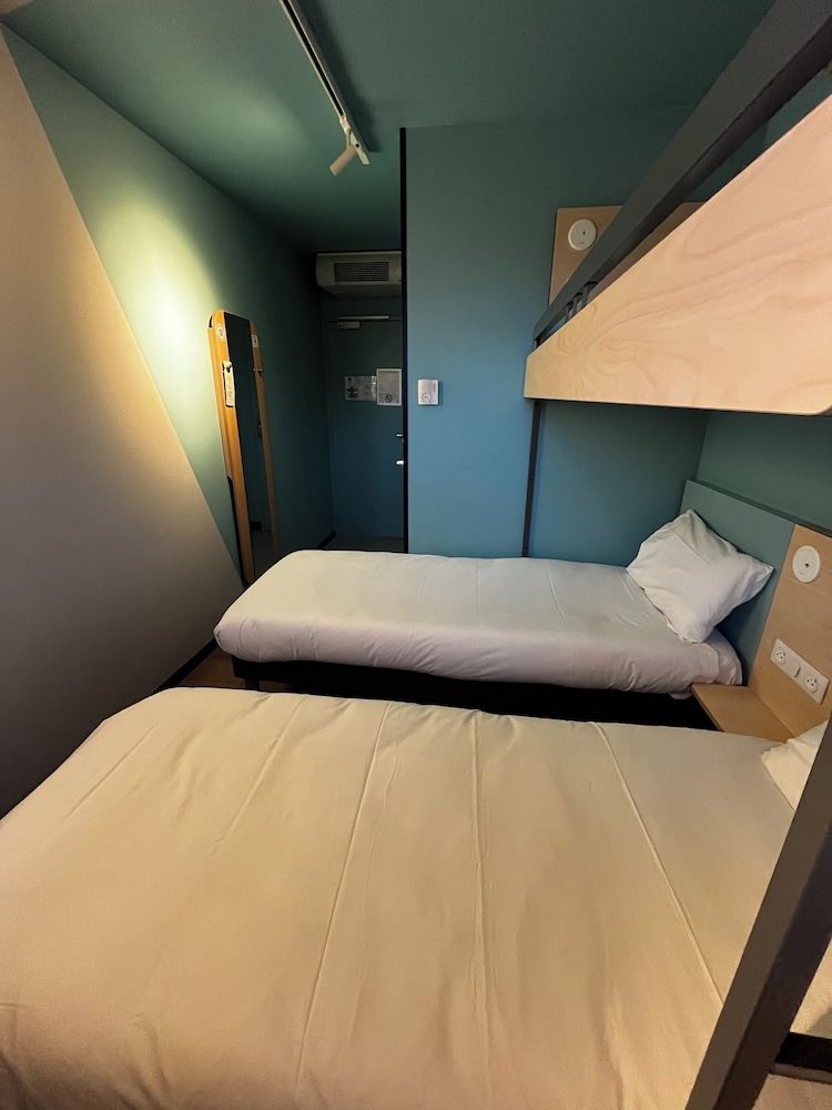 Habitación doble Cama Litera 2 Camas individuales del hotel Ibis budget Bourg en Bresse. Foto 1