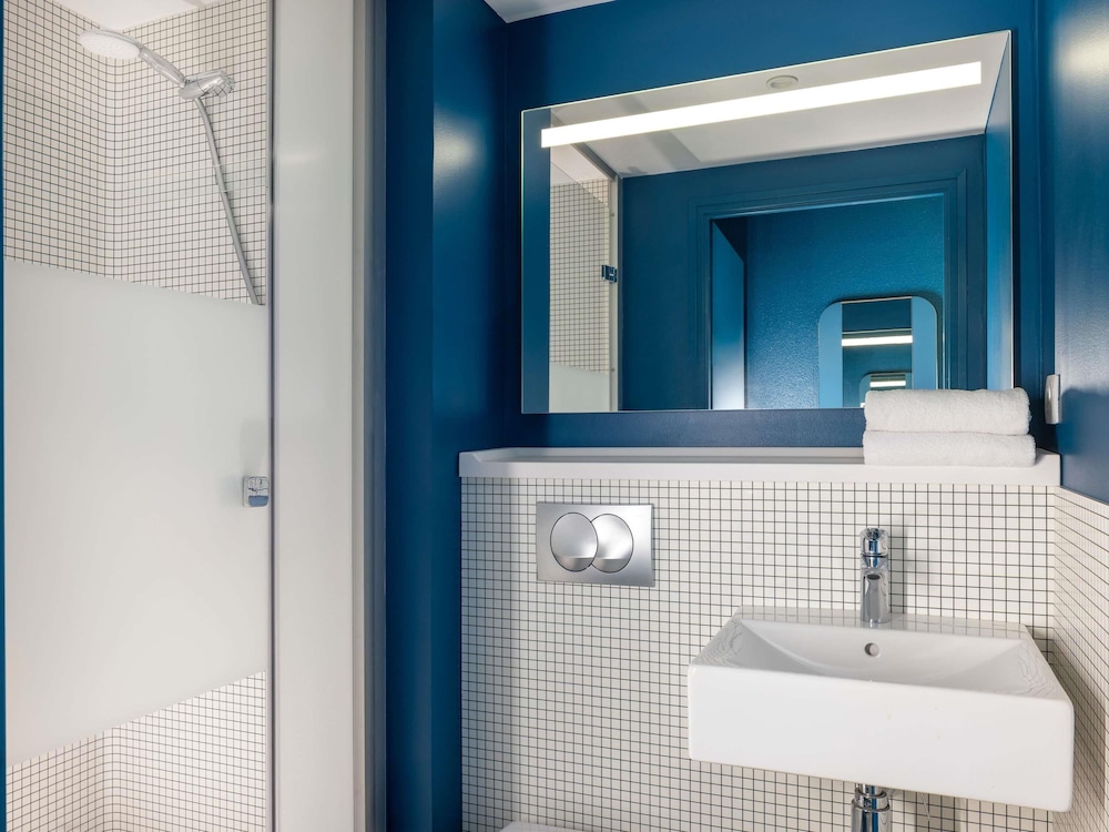Habitación doble Cama Litera 2 Camas individuales del hotel Ibis budget Bourg en Bresse. Foto 4