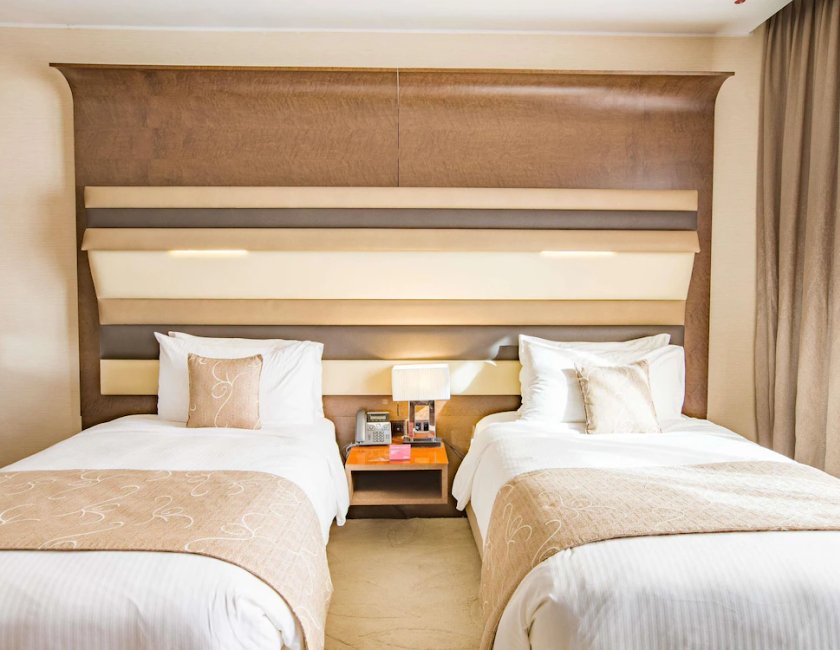 Suite presidencial, 2 camas dobles, vistas al lago del hotel Mövenpick Du Lac Tunis. Foto 4