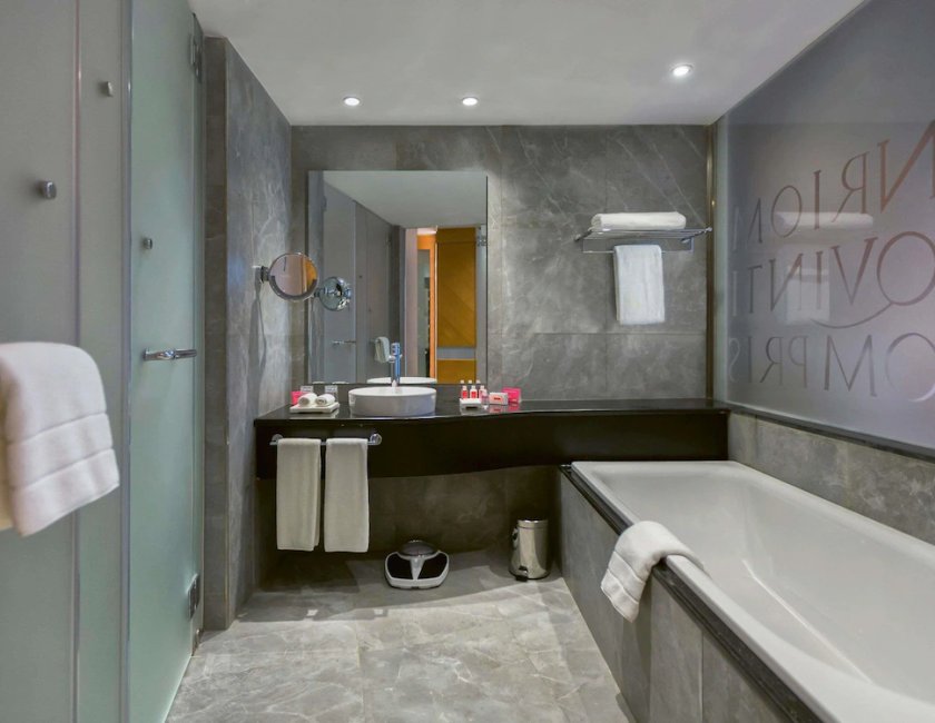 Habitación Deluxe con 2 camas individuales, vistas al lago del hotel Mövenpick Du Lac Tunis. Foto 2