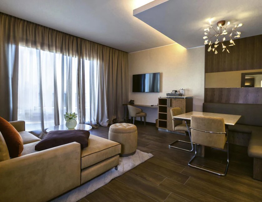 Suite, 1 cama doble, vistas al lago (Ambassador) del hotel Mövenpick Du Lac Tunis. Foto 1