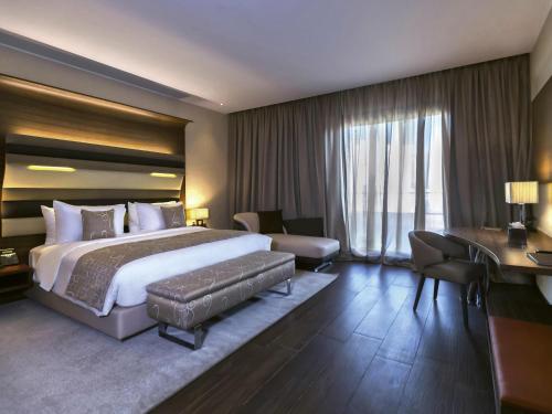 Suite con vistas al lago del hotel Mövenpick Du Lac Tunis. Foto 1