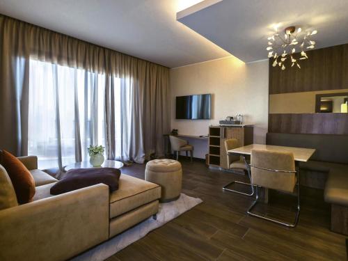 Suite con vistas al lago del hotel Mövenpick Du Lac Tunis. Foto 2