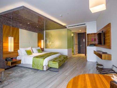 Habitación Doble Deluxe con vistas al lago - 1 cama extragrande del hotel Mövenpick Du Lac Tunis. Foto 4