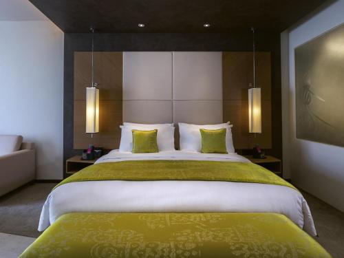 Habitación Doble Premium con cama grande y vistas al lago del hotel Mövenpick Du Lac Tunis. Foto 1