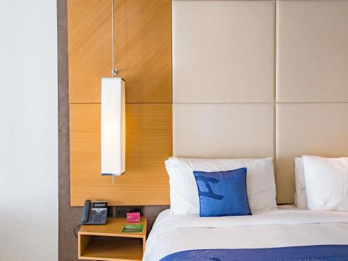 Habitación Doble Premium con cama grande y vistas al lago del hotel Mövenpick Du Lac Tunis. Foto 2