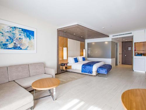Habitación Doble Premium con cama grande y vistas al lago del hotel Mövenpick Du Lac Tunis. Foto 3