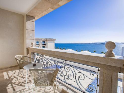 Habitación Doble Premium con cama grande y vistas al lago del hotel Mövenpick Du Lac Tunis. Foto 4