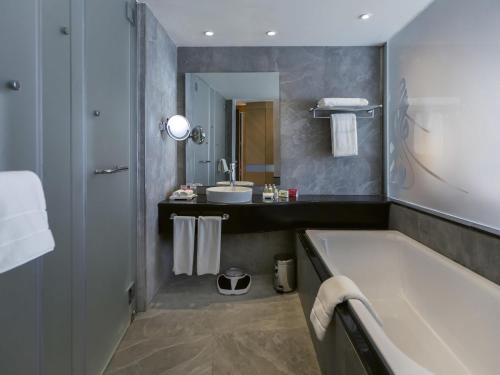 Habitación Doble Premium con vistas al lago - 2 camas del hotel Mövenpick Du Lac Tunis. Foto 1