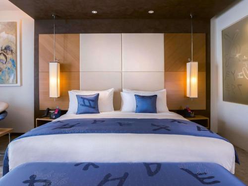Habitación Deluxe con cama extragrande del hotel Mövenpick Du Lac Tunis
