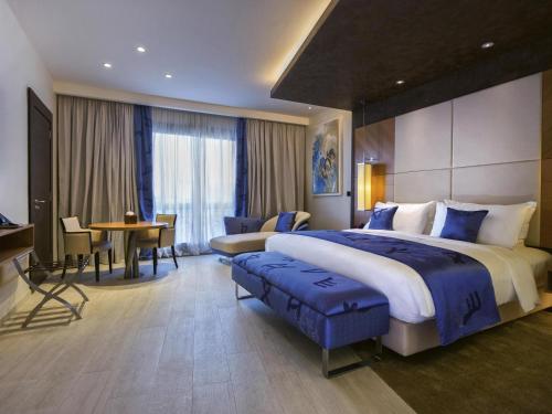 Habitación Deluxe con cama extragrande del hotel Mövenpick Du Lac Tunis. Foto 1