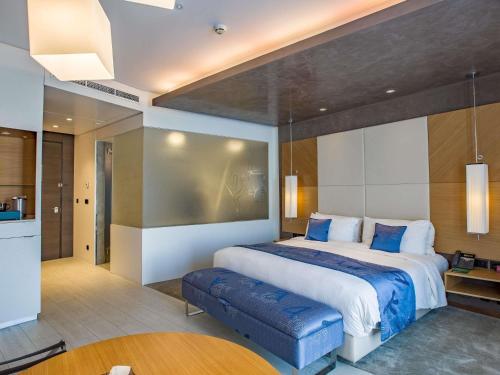Habitación Superior con cama extragrande del hotel Mövenpick Du Lac Tunis. Foto 2