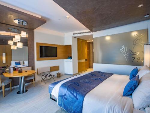 Habitación Superior con cama extragrande del hotel Mövenpick Du Lac Tunis. Foto 3