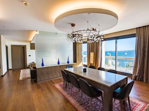 Suite Presidencial con vistas al lago del hotel Mövenpick Du Lac Tunis. Foto 4