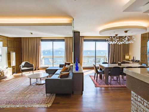 Suite Presidencial con vistas al lago del hotel Mövenpick Du Lac Tunis. Foto 5