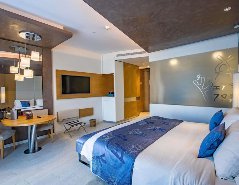 Habitación superior, 1 cama de matrimonio grande del hotel Mövenpick Du Lac Tunis. Foto 3