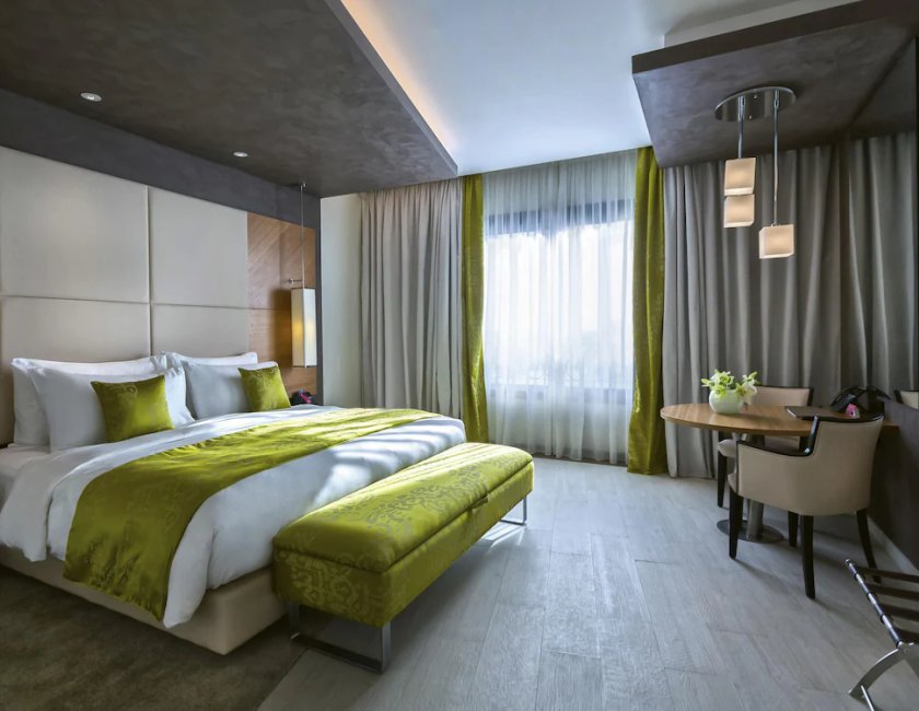 Habitación superior, 1 cama de matrimonio grande del hotel Mövenpick Du Lac Tunis. Foto 5