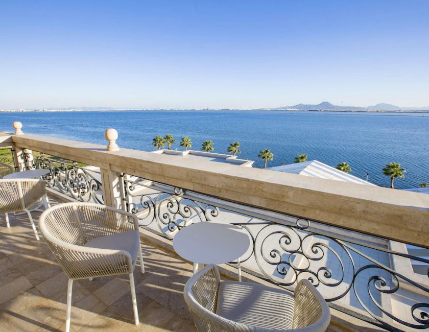 Suite presidencial, 2 camas dobles, vistas al lago del hotel Mövenpick Du Lac Tunis. Foto 7