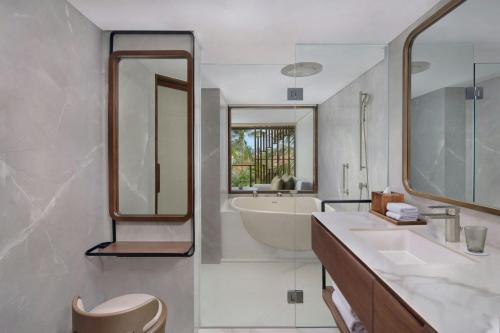 Deluxe Double Garden View with Free Daily Resort Activities and Kids Amenities del hotel The Westin Resort Nusa Dua, Bali. Foto 3