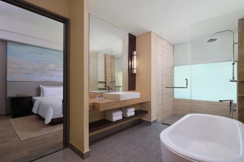 Premium Double Room with Free Daily Resort Activities and Kids Amenities del hotel The Westin Resort Nusa Dua, Bali. Foto 6