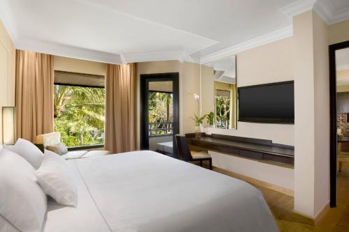 Suite Westin de 1 dormitorio con cama extragrande del hotel The Westin Resort Nusa Dua, Bali. Foto 6