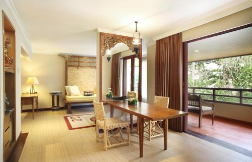 One - Bedroom Ocean View King Suite with Free Daily Resort Activities and Kids Amenities del hotel The Westin Resort Nusa Dua, Bali. Foto 1