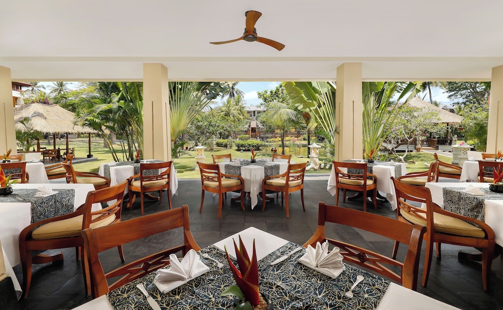 Habitación, 1 cama de matrimonio grande (Palace Club) (Lagoon Access) del hotel Nusa Dua Beach and Spa. Foto 1