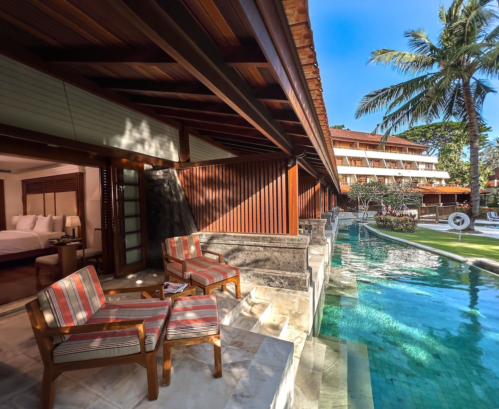 Habitación, 1 cama de matrimonio grande (Palace Club) (Lagoon Access) del hotel Nusa Dua Beach and Spa. Foto 3